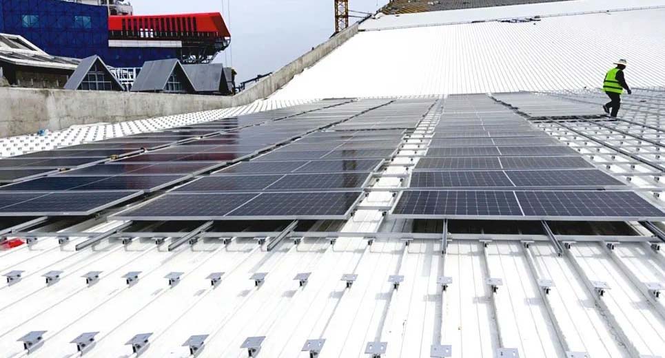 Cantiere: Posa pannelli solari sul tetto