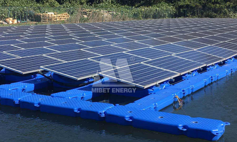 sistema di energia solare galleggiante in Giappone