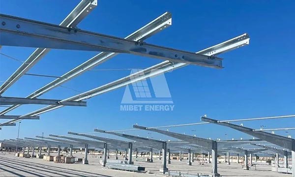 Completato il progetto di un posto auto coperto solare in acciaio al carbonio Mibet da 1,8 MW in Bahrein